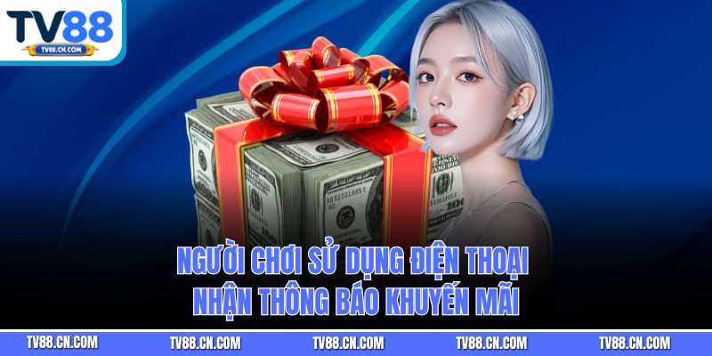 Người chơi sử dụng điện thoại nhận thông báo khuyến mãi